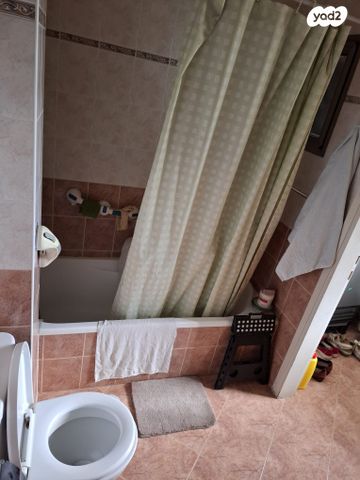 דירה, תנועות הנוער 43, נעורים, ראשון לציון