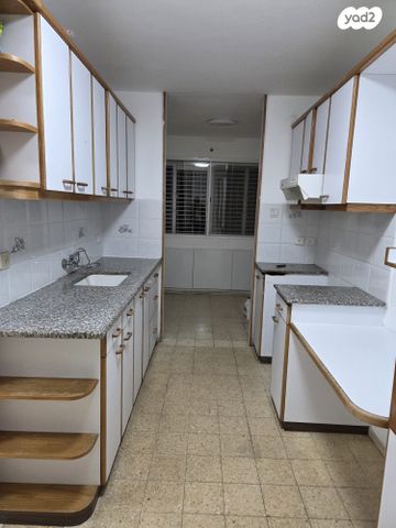 דירה, הרב קניאל 11, מעונות גאולה, חיפה