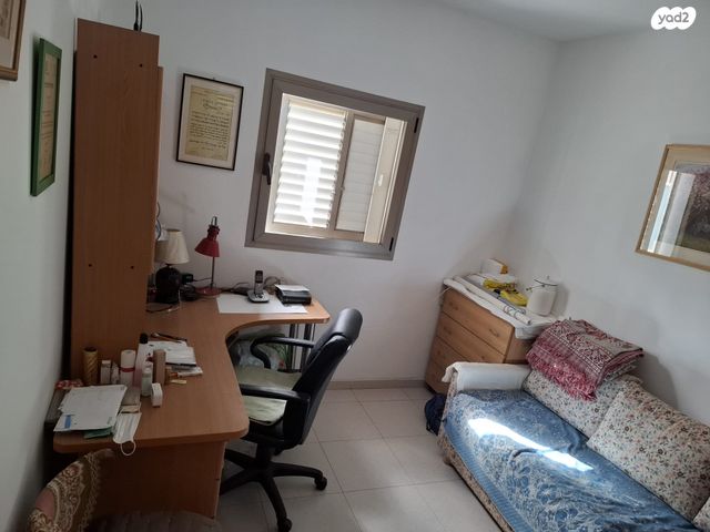 דירה, תנועות הנוער 43, נעורים, ראשון לציון