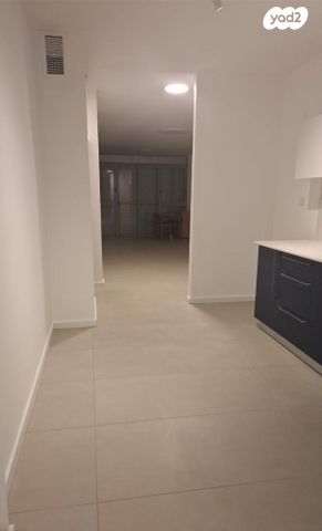 דירה, הרבי מרוז'ין 10, נווה רם, שיכון מזרחי, רמת גן