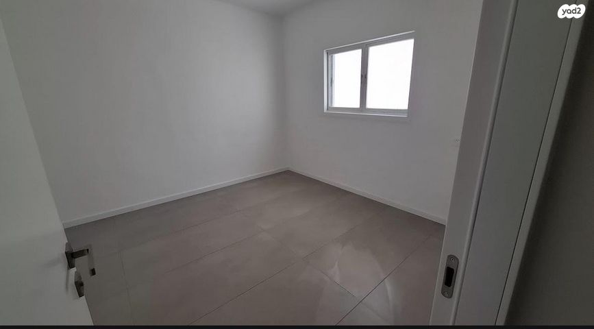 דירה, הרבי מרוז'ין 10, נווה רם, שיכון מזרחי, רמת גן
