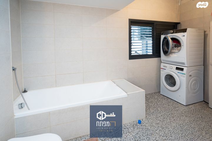 דירה, רבקה גובר, הרצליה