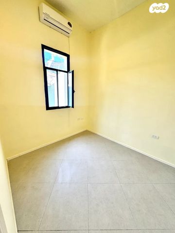 דירת גן, חסידי האומות, מכללת תל אביב יפו, דקר, תל אביב יפו