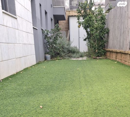 דירת גן, אלקנה