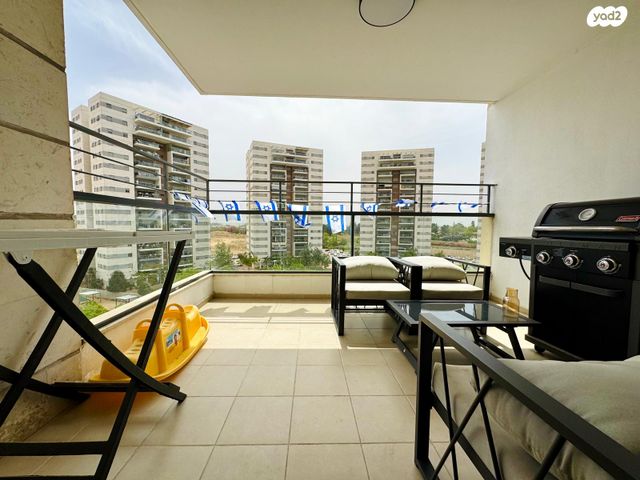 דירה, שדרות מקס ואמפרו שיין, רחובות החדשה, רחובות