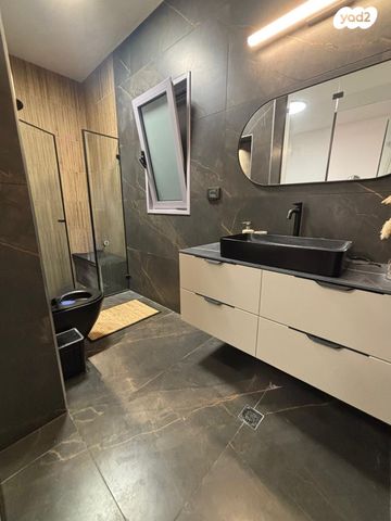 דירה, אריק איינשטיין, עכו