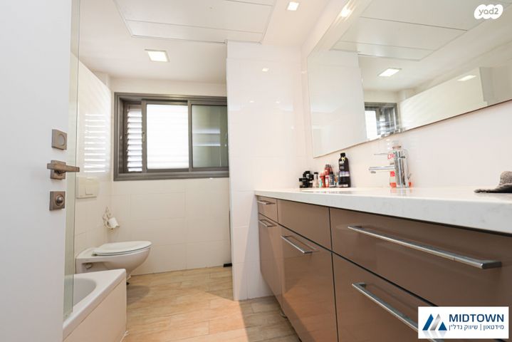 דופלקס, ג'ו עמר 7, הזמר העברי, כפר סבא