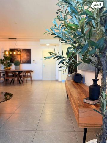 דירה, דרך העצמאות, ליבת העיר, יהוד מונוסון