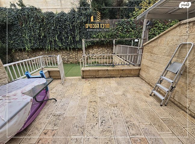 דירת גן, אברהם דוד ליכטמן, פסגת זאב, ירושלים