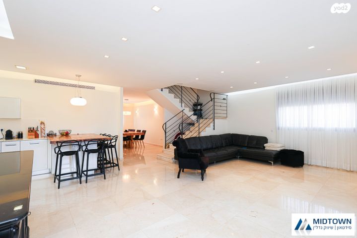 דופלקס, ג'ו עמר 7, הזמר העברי, כפר סבא