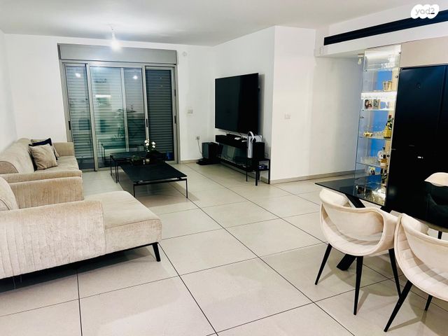 דירת גן, החותרים, טירת כרמל