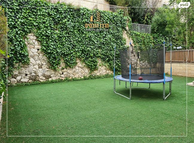 דירת גן, אברהם דוד ליכטמן, פסגת זאב, ירושלים