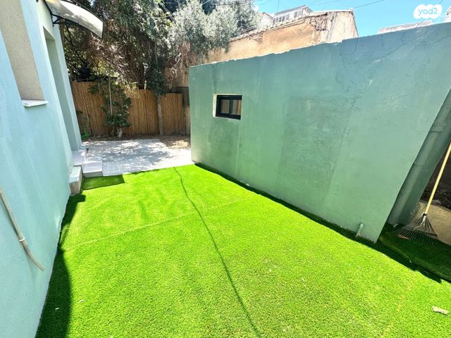 דירת גן, חסידי האומות, מכללת תל אביב יפו, דקר, תל אביב יפו