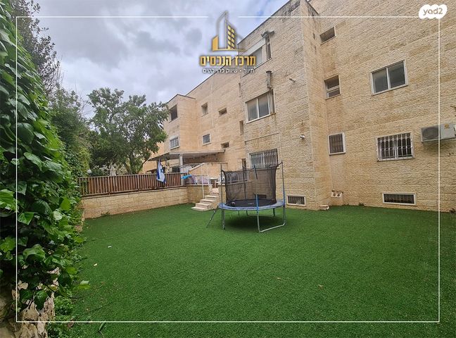 דירת גן, אברהם דוד ליכטמן, פסגת זאב, ירושלים