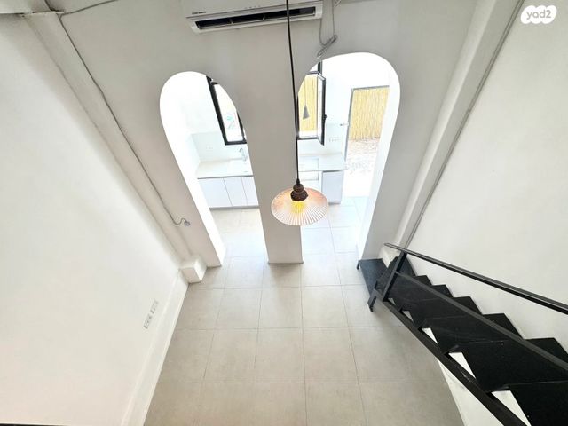 דירת גן, חסידי האומות, מכללת תל אביב יפו, דקר, תל אביב יפו