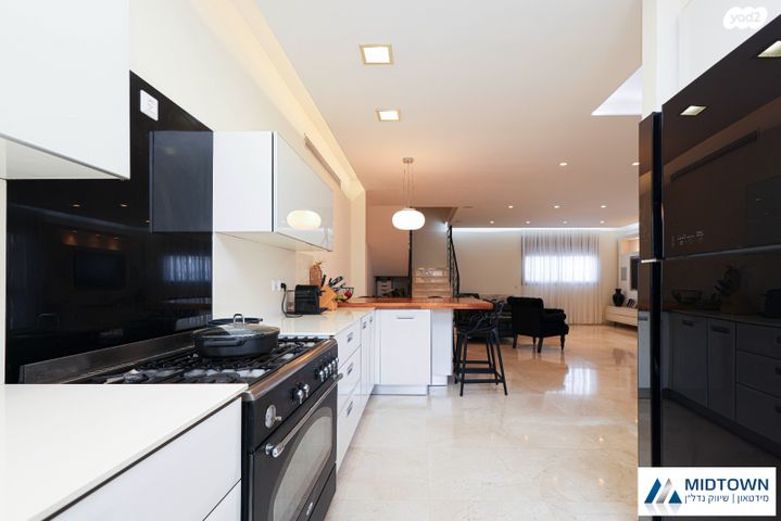 דופלקס, ג'ו עמר 7, הזמר העברי, כפר סבא