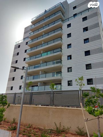 דירה, אחיה השילוני, פסגות אפק, ראש העין