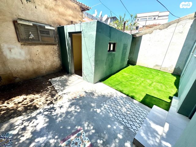 דירת גן, חסידי האומות, מכללת תל אביב יפו, דקר, תל אביב יפו