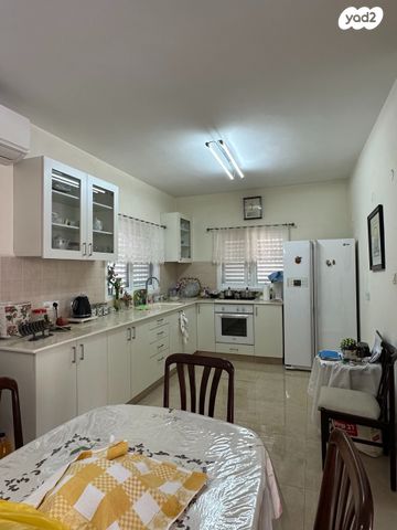 דירה, בית וגן, לב העיר, בת ים