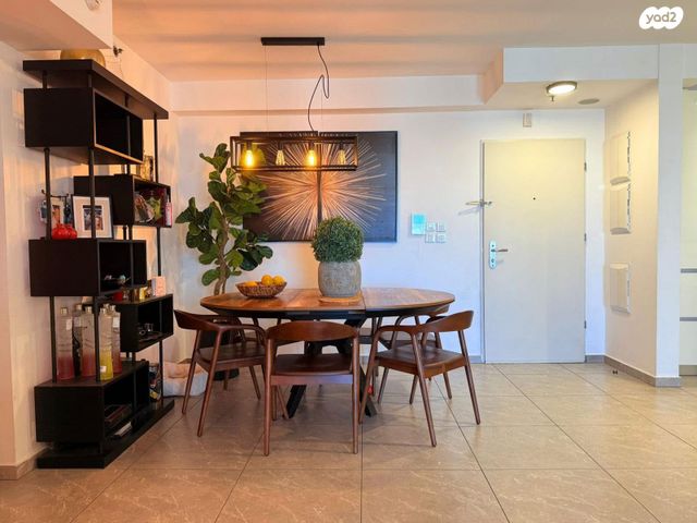 דירה, דרך העצמאות, ליבת העיר, יהוד מונוסון