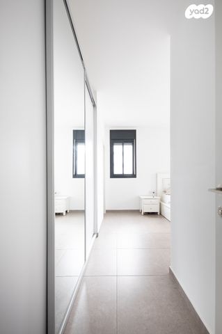 דירה, דבורה עומר, נאות שמיר, יבנה