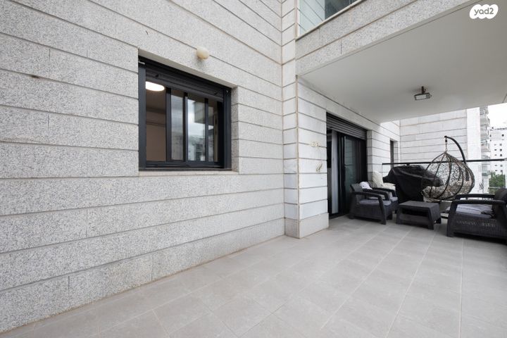 דירה, דבורה עומר, נאות שמיר, יבנה