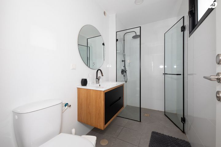 דירה, דבורה עומר, נאות שמיר, יבנה