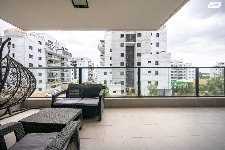 דירה, דבורה עומר, נאות שמיר, יבנה