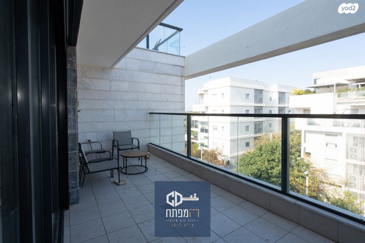 דירה, רבקה גובר, הרצליה