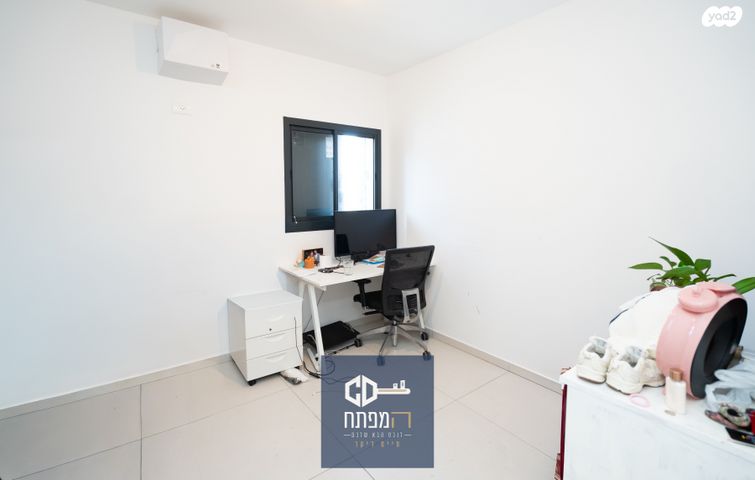 דירה, רבקה גובר, הרצליה