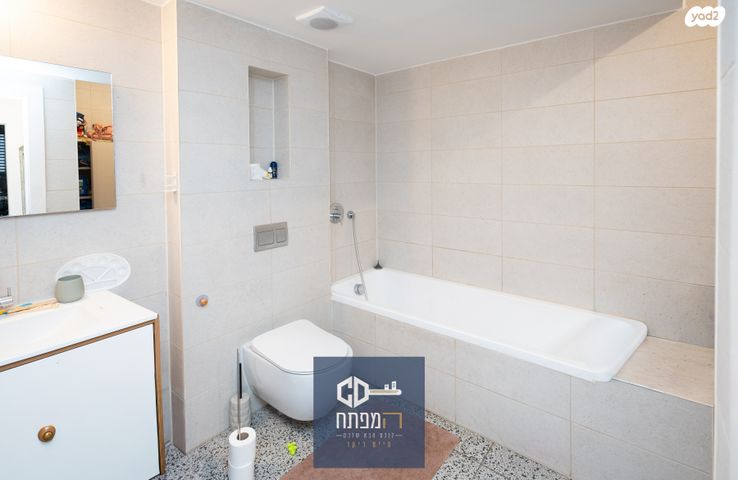 דירה, רבקה גובר, הרצליה