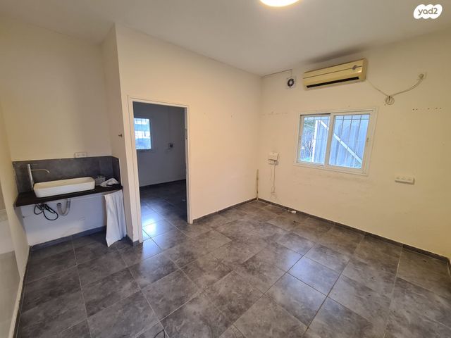 חנויות/ שטח מסחרי