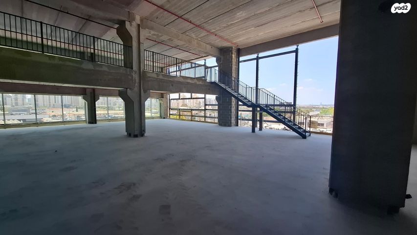 מבני תעשיה, בן ציון גליס, פתח תקווה