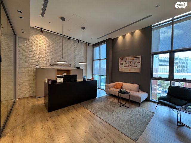 משרדים, קיסריה