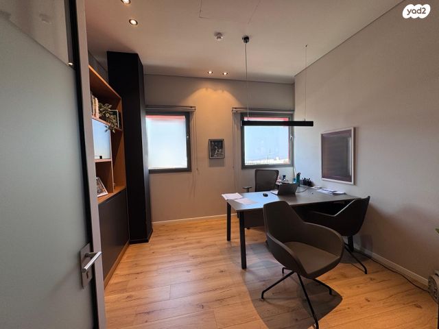 משרדים, קיסריה