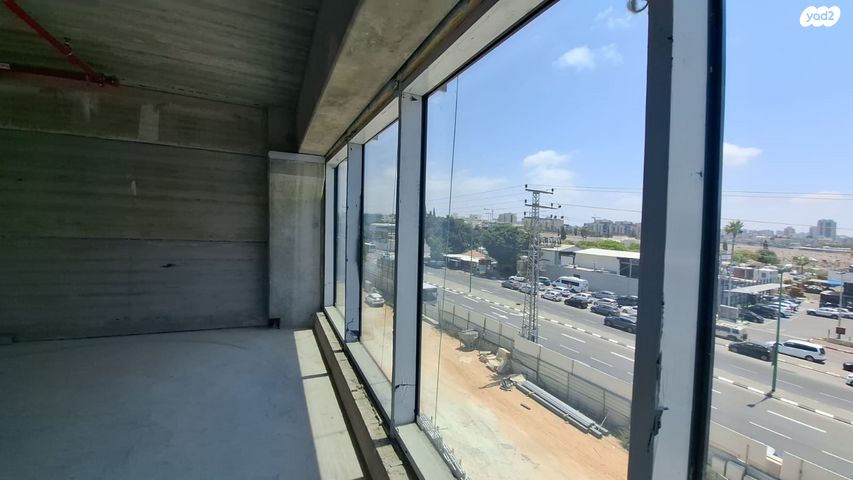 מבני תעשיה, בן ציון גליס, פתח תקווה