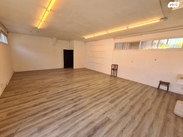 חנויות/ שטח מסחרי