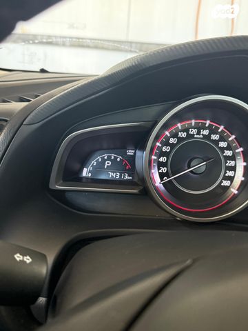 מודעת רכב מאזדה 3