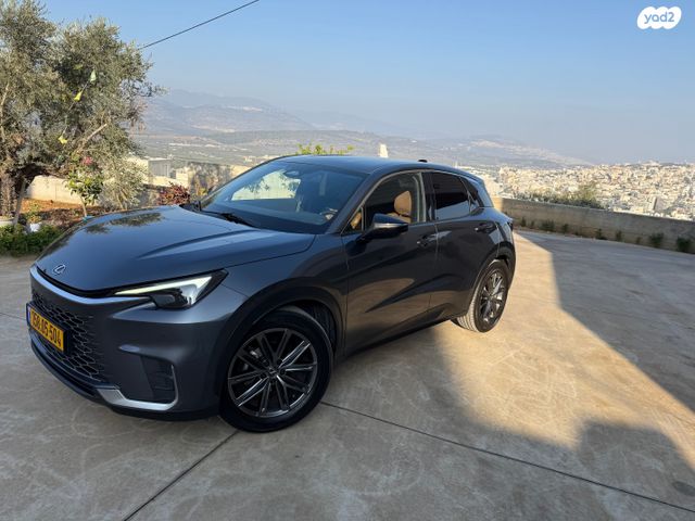 מודעת רכב לקסוס LBX