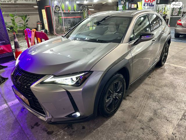 מודעת רכב לקסוס UX