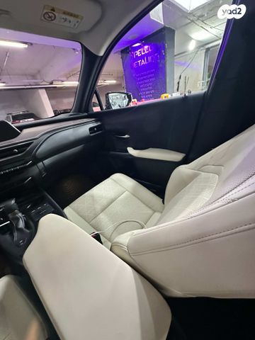 מודעת רכב לקסוס UX