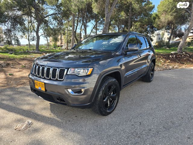 מודעת רכב ג'יפ גרנד צ'ירוקי