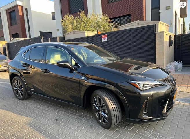 מודעת רכב לקסוס UX