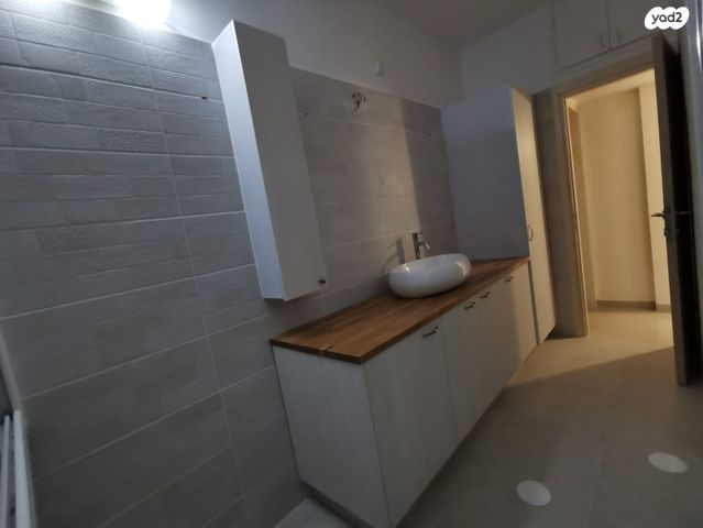 דירה, חזון אי"ש 11, רמב"ם, ראשון לציון