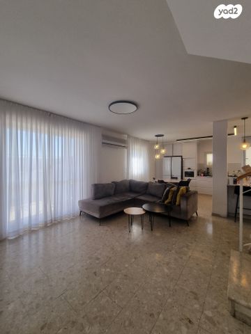 דופלקס, השיקמה 11, צמח השדה, מעלה אדומים