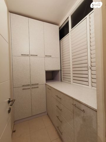 דירה, חזון אי"ש 11, רמב"ם, ראשון לציון