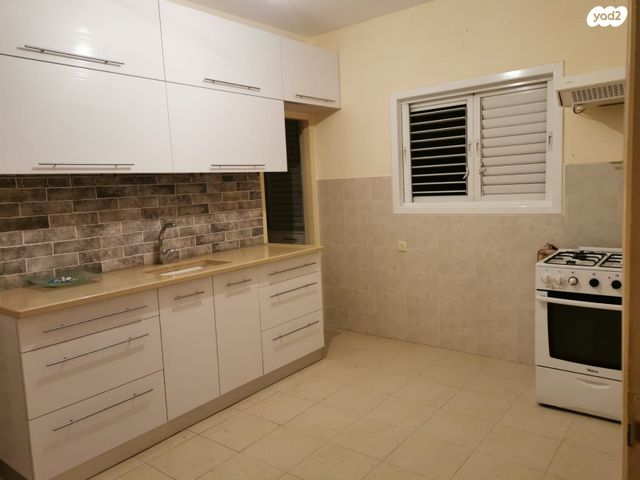 דירה, חזון אי"ש 11, רמב"ם, ראשון לציון