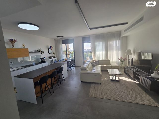 גג/ פנטהאוז, וייצמן 131, קרית שז"ר, רעננה