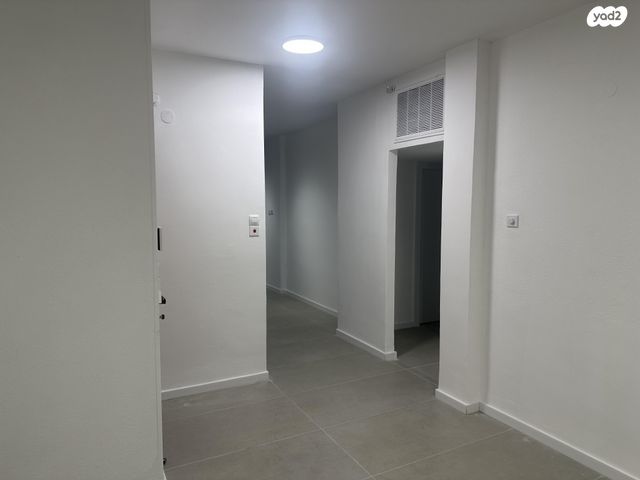 דירה, הרבי מרוז'ין 10, נווה רם, שיכון מזרחי, רמת גן