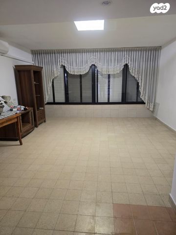 שדרות ג'יימס דה רוטשילד 18